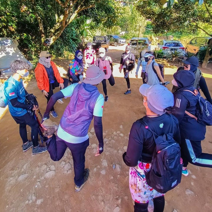 <p>Sarita Abdul Mukti menikmati tracking bersama teman-temannya, Bunda. (Foto: Instagram: @queen_saritaabdulmukti)</p>