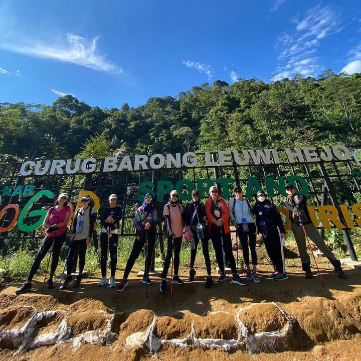 <p>Sarita dan teman-teman juga menyempatkan diri berpose di depan tulisan curug nih. Mereka melakukan tracking di Curug Barong Leuwi Hejo. (Foto: Instagram: @queen_saritaabdulmukti)</p>