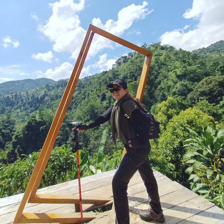 <p>Dalam sebuah postingan, Sarita tampak berdiri di sebuah panggung kayu berlatar belakang hutan belantara, Bunda. Banyak yang berkomentar, Sarita terlihat mirip sekali dengan putrinya, Shafa Harris. (Foto: Instagram: @queen_saritaabdulmukti)</p>