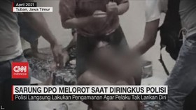 VIDEO: Sarung DPO Melorot Saat Diringkus Polisi