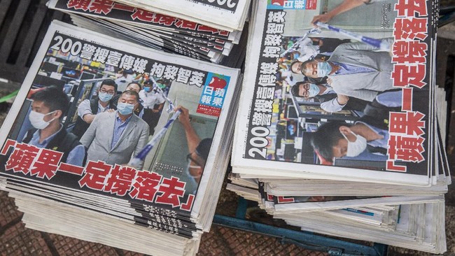 Media pro-demokrasi Hong Kong yang digerebek polisi pekan lalu, Apple Daily, memutuskan untuk menghentikan operasi dan menerbitkan edisi terakhir Kamis (24/6).
