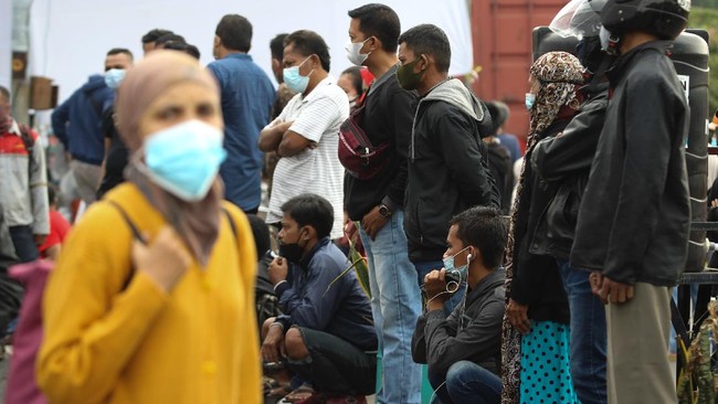 Pengamat kebijakan publik menilai butuh keberanian dan ketegasan dari pemerintah untuk menghadapi lonjakan Covid-19 saat ini.