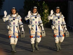 China Luncurkan 3 Astronaut ke Stasiun Luar Angkasa