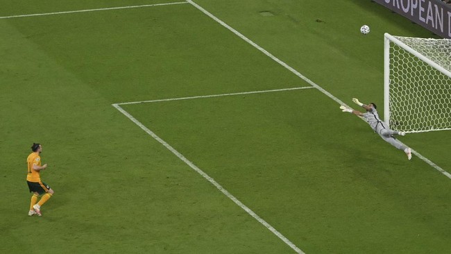 Gol dari titik penalti bukan hal yang mudah lagi, tengok saja kegagalan-kegagalan algojo tendangan 12 pas di Euro 2020 (Euro 2021).