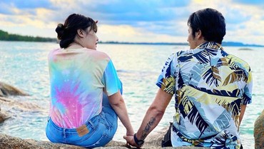 img-title Dimabuk Cinta, Via Vallen Bakal Nikahi Chevra Yolandi?