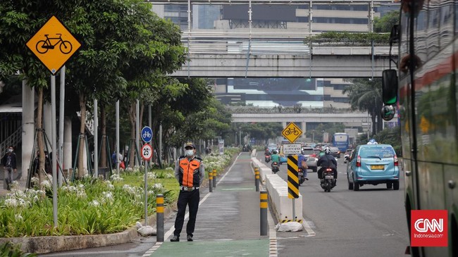 Dirlantas Polda Metro Kombes Sambodo Purnomo mengatakan larangan bagi pesepeda bertujuan untuk mencegah kerumunan dan penyebaran virus corona.