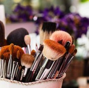 6 Bahan Pembersih Ampuh Angkat Kotoran Membandel Pada Alat Makeup