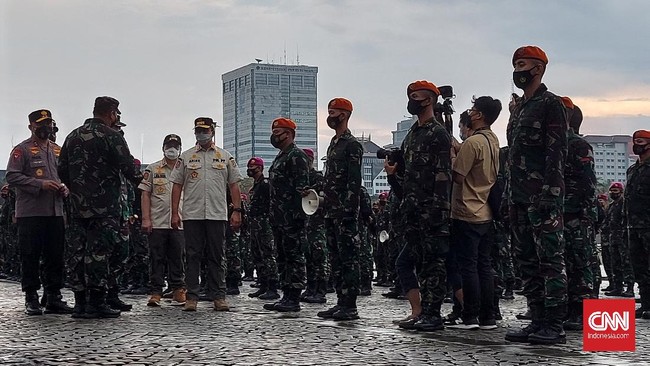 Gubernur DKI Anies Baswedan memimpin apel gabungan darurat penanganan pandemi Covid-19 DKI Jakarta di Monas, Jumat (18/6) sore.
