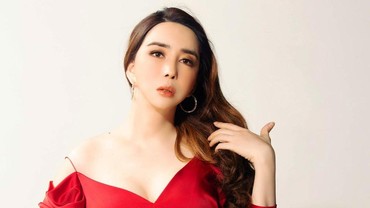 img-title Karier Transgender Anne Jakrajutatip Melonjak, Kini Jadi Miliuner