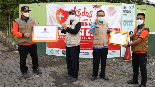 BNPB memberi bantuan ratusan ribu masker kepada Pemkab Kudus untuk mengatasi lonjakan kasus Covid-19.