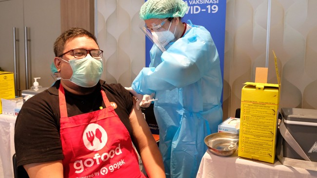 Gojek menjadikan GoFood sebagai layanan pesan antar makanan pertama di Indonesia yang memfasilitasi vaksinasi kepada ribuan mitra usaha dan karyawan restoran.