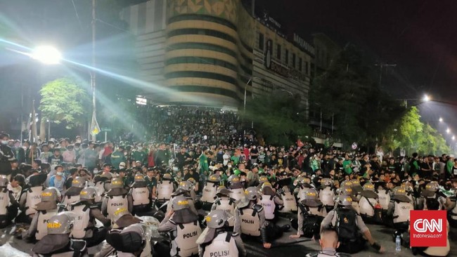 Ribuan Bonek memaksa masuk ke Stadion Gelora Sepuluh Nopember, Tambaksari Surabaya, pada Kamis (17/6) malam jelang peringatan ulang tahun Persebaya ke-94.