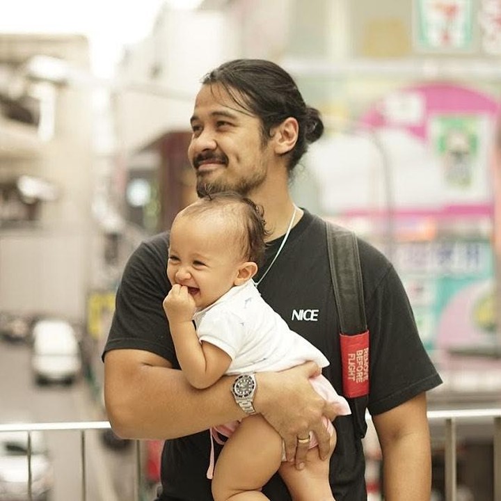 <p>Chicco Jerikho menjadi hot daddy dari Surinala Carolina Jarumilind. Putri cantiknya itu merupakan buah cinta dari perkawinannya dengan Putri Marino. (Foto: Instagram: @chicco.jerikho)</p>