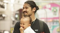 10 Potret Hot Daddy Indonesia Ketika Momong Anak, Bikin Hati Leleh Bun