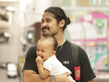 10 Potret Hot Daddy Indonesia Ketika Momong Anak, Bikin Hati Leleh Bun