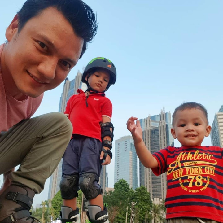 <p>Christian Sugiono dikaruniai dua putra tampan bernama Arjuna Zayan Sugiono dan Kai Attar Sugiono sejak menikah dengan Titi Kamal. Ia sering mengajak kedua putranya bermain sepatu roda, Bunda. (Foto: Instagram: @csugiono)</p>