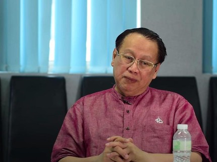Berharta Triliunan, Bos JNE Mualaf Tetap Bersahabat dengan Anak ART & Umrah Bareng