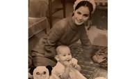 <p>Sebelum menikah, Dewi Soekarno adalah seorang pelajar dan entertainer, Bunda. Ia pertama kali bertemu dengan Soekarno di usia 19 tahun saat sang presiden tengah dalam kunjungan kenegaraan di Jepang.  (Foto: Instagram: @dewisukarnoofficial)</p>