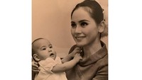<p>Dewi Soekarno membesarkan putrinya di Paris, Bunda. Ia pun sempat hidup berpindah-pindah sebelum akhirnya menetap kembali di tanah kelahirannya, Jepang. (Foto: Instagram: @dewisukarnoofficial)</p>