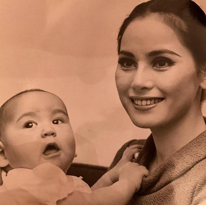 <p>Dari pernikahannya dengan Soekarno, Dewi dikaruniai seorang putri cantik, Bunda. Dewi dan Soekarno pun memberinya nama Kartika Sari Dewi Soekarno. (Foto: Instagram: @dewisukarnoofficial)</p>