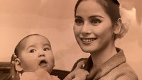 <p>Dari pernikahannya dengan Soekarno, Dewi dikaruniai seorang putri cantik, Bunda. Dewi dan Soekarno pun memberinya nama Kartika Sari Dewi Soekarno. (Foto: Instagram: @dewisukarnoofficial)</p>