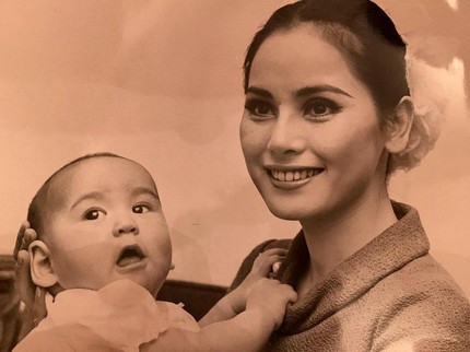 7 Potret Ratna Sari Dewi Muda, Cantik Bikin Presiden Sukarno Jatuh Hati