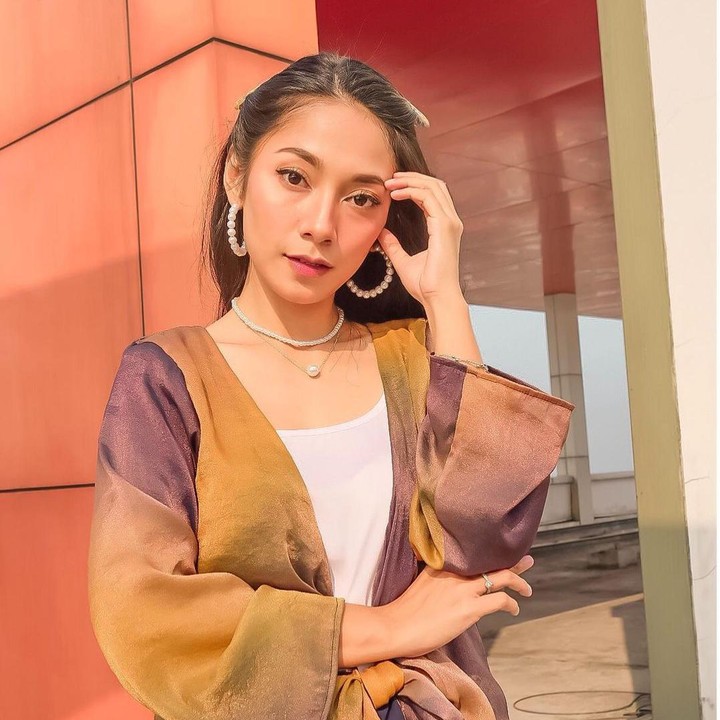 <p>Aktris Dinda Kirana pernah menjalani operasi pengangkatan kista di kedua ovariumnya pada tahun 2021. Kista yang ada di tubuh perempuan 29 tahun ini sudah membesar sekitar 12 cm dan 5 cm di masing-masing ovariumnya. Sebelum menjalani operasi, Dinda kerap mengeluhkan nyeri. (Foto: Instagram @dindakirana.s)</p>