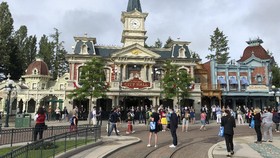 Larang Ibu Menyusui di Publik, Disneyland Paris Dikritik