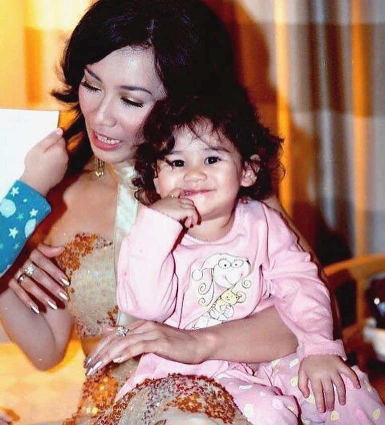 Foto Masa Kecil Aaliyah dengan Adjie Massaid dan Reza Lihat foto masa Kecil Aaliyah dengan Adjie Massaid dan Reza bikin sedih.
