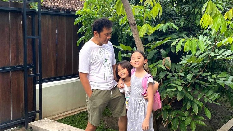 Hanung Bramantyo dan anak-anaknya