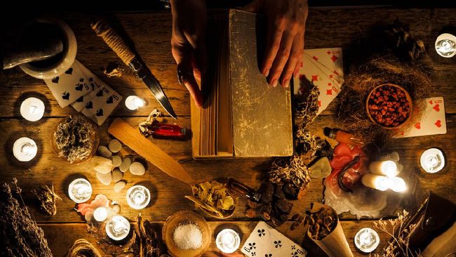 Satanic Panic di Indonesia dan Salah Paham Soal Santet Meski tidak sama persis dengan Amerika pada dekade '80-an, masyarakat Indonesia juga mengenal kepanikan massal yang berhubungan dengan kultus gelap.