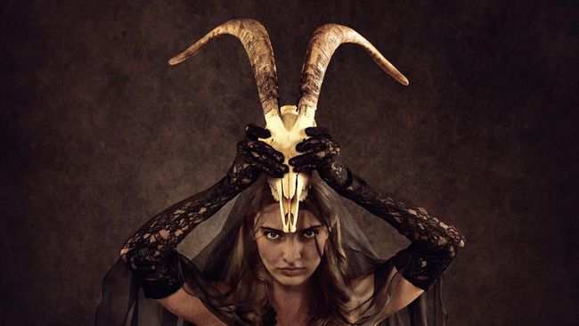 The Conjuring: The Devil Made Me Do It bukan hanya menampilkan kisah horor, tetapi juga latar cerita berdasarkan fenomena di tengah masyarakat: satanic panic.