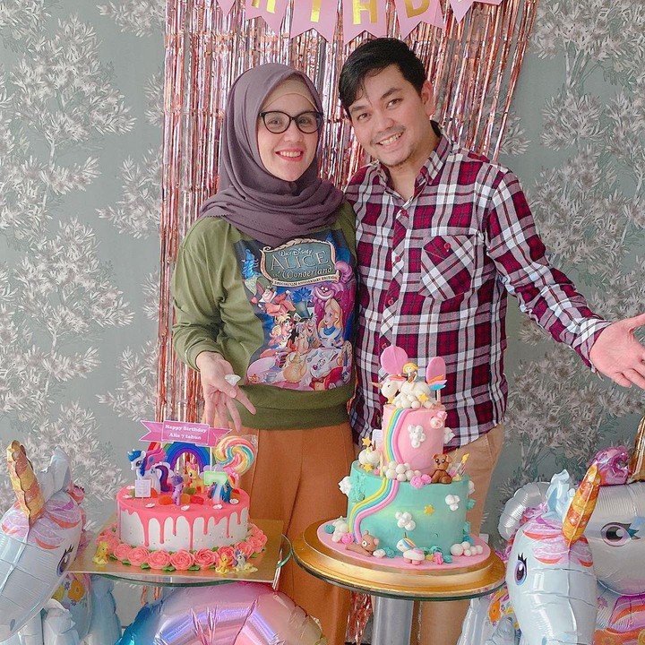 <p>Berstatus Bunda tiga anak, Adilla Jelita kini terlihat semakin memesona. Ia masih awet muda bak gadis ABG. Terutama dengan outfit bernuansa playful ketika berpose dengan suami. (Foto: Instagram: @dhila_bekti)</p>