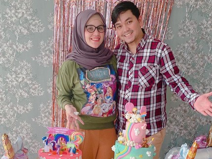 7 Potret Terbaru Istri Indra Bekti, Gaya Hijab Beda Dipuji Bak ABG lho