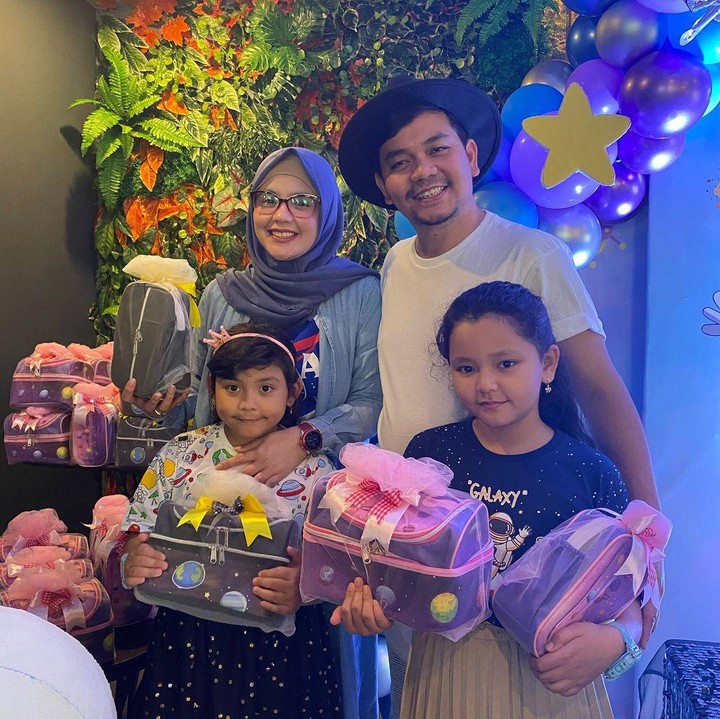 <p>Dari pernikahan itu, Indra Bekti dan Adilla Jelita dikaruniai dua putri cantik yang kini tumbuh besar. Mereka adalah Dafania Sahira, Anabell Eleanor, serta anak ketiga yaitu Kenward yang meninggal beberapa saat usai dilahirkan. (Foto: Instagram: @dhila_bekti)</p>