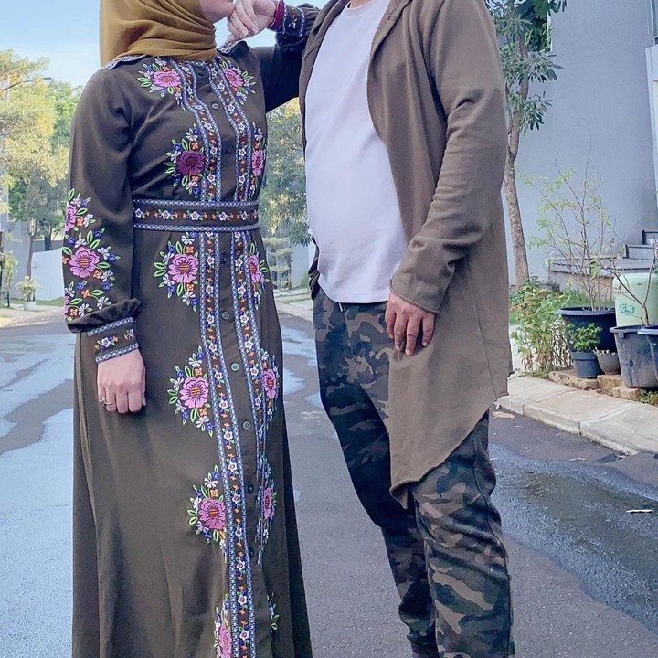 <p>Penampilan dan gaya Adilla cukup berbeda dengan awal kemuculannya dahulu. Bunda yang akrab disapa Dilla itu tak lagi bergaya hijab turbam, tampak tetap cantik dan manglingi kan, Bunda? (Foto: Instagram: @dhila_bekti)</p>