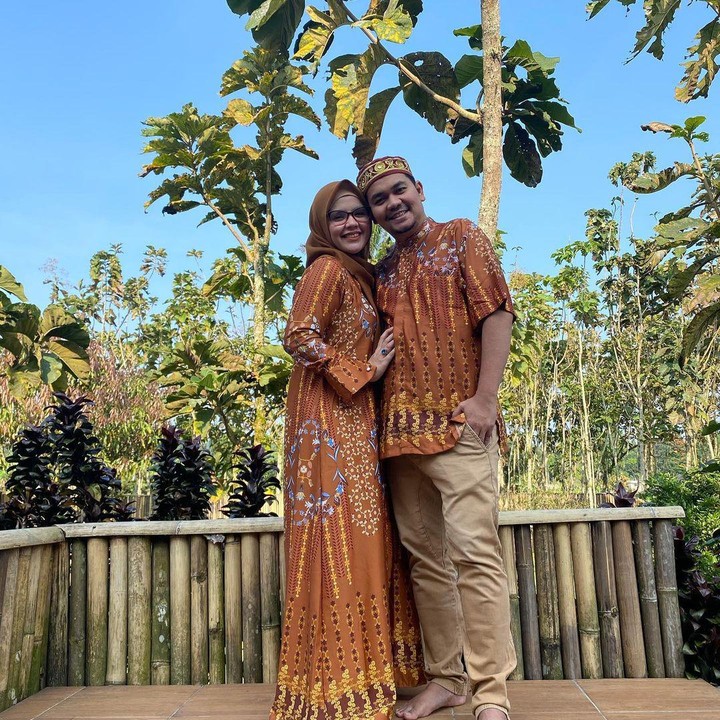 <p>Adilla Jelita dan Indra Bekti tak melewatkan momen Idul Fitri 2021. Mereka tampil kompak memakai busana Lebaran bernuansa kecokelatan. (Foto: Instagram: @dhila_bekti)</p>