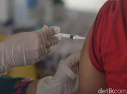 Merapat! Kemenkes Izinkan Vaksin COVID-19 Booster Kedua Non Nakes untuk Lansia