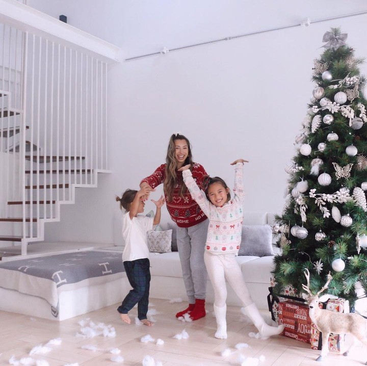 <p>Jennifer juga sempat merayakan Hari Natal bersama Kiyomi dan Kenji. Mereka tampil kompak memakai sweater rajut bertema Santa Claus. (Foto: Instagram: @jenniferbachdim)</p>