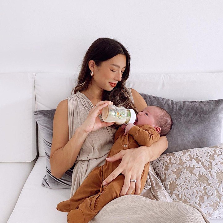 <p>Kecantikan Jennifer Bachdim kian terpancar usai dikaruniai anak ketiga. Ia melahirkan bayi laki-laki bernama Kiyoji Kaynen pada 1 Maret 2021. Ketika menyusui sang putra, ia terlihat elegan dalam balutan busana chic. (Foto: Instagram: @jenniferbachdim)</p>
