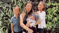 7 Potret Jennifer Bachdim Momong Anak, Gaya Keren Curi Perhatian