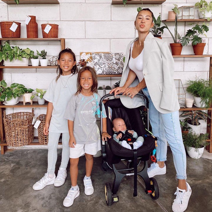 <p>Jennifer Bachdim menjadi Bunda bagi ketiga anaknya. Mereka adalah Kiyomi, Kenji, dan yang baru saja lahir adalah Kiyoji. (Foto: Instagram: @jenniferbachdim)</p>