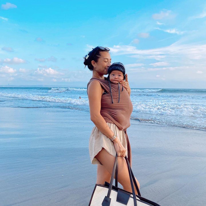 <p>Jennifer Bachdim juga kerap mengajak putra bungsunya untuk berjemur sambil menikmati suasana pantai. Sang Bunda tampil kece dengan outfit <em>homewear</em> sederhana. (Foto: Instagram: @jenniferbachdim)</p>