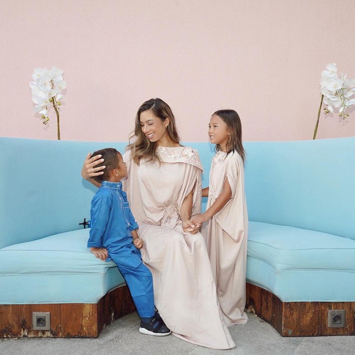 <p>Penampilan Jennifer tak kalah menarik ketika tampil mengenakan kaftan dress beserta kedua anaknya, Bunda. (Foto: Instagram: @jenniferbachdim)</p>