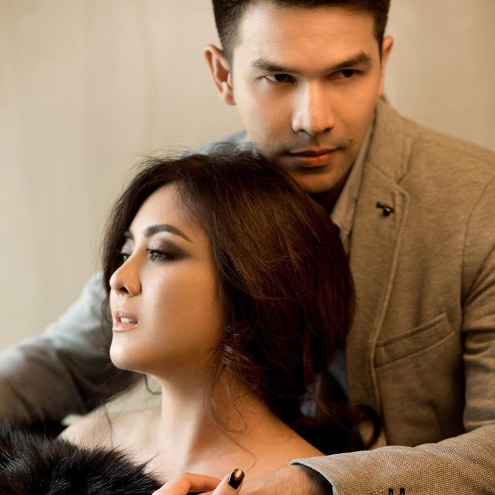 <p>Jonathan Frizzy dan Dhena Devanka juga kerap melakukan sesi pemotretan bersama fotografer profesional lho. Lihat saja gaya mereka yang berpose bak pasangan model di depan kamera. (Foto: Instagram: @dhenafrizzy)</p>