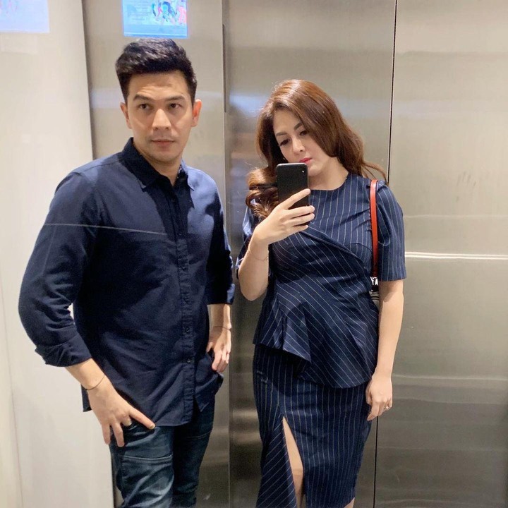 <p>Jonathan Frizzy dan Dhena Devanka juga sering tampil kompak mengenakan outfit yang senada. Penampilan mereka terlihat <em>matching</em> dengan busana serba navy ketika melakukan<em> mirror selfie.</em> (Foto: Instagram: @dhenafrizzy)</p>