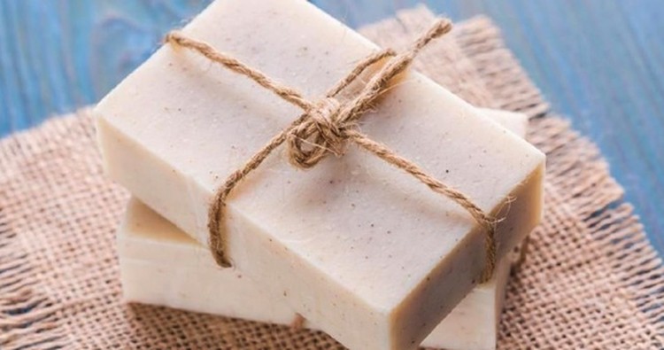 5 Kegunaan Soda Api, Solusi Pipa Mampet hingga Bikin Bar Soap Kekinian Kegunaan soda api rupanya tak sebatas membersihkan saluran yang mampet tapi juga bagus buat kecantikan. Berikut kegunaan soda api yang mungkin bisa Bunda coba.