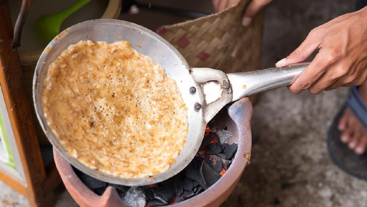 kerak telur. indonesian food made from egg and rice