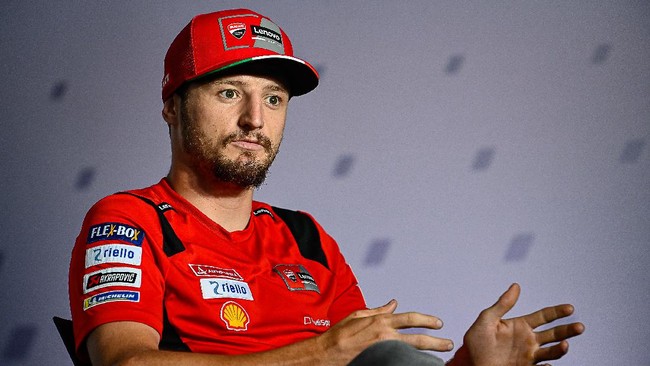 Pembalap Ducati Jack Miller ribut dengan Aleix Espargaro dari Aprilia saat tes MotoGP Mandalika 2022 hari pertama di Sirkuit Mandalika, Jumat (11/2).