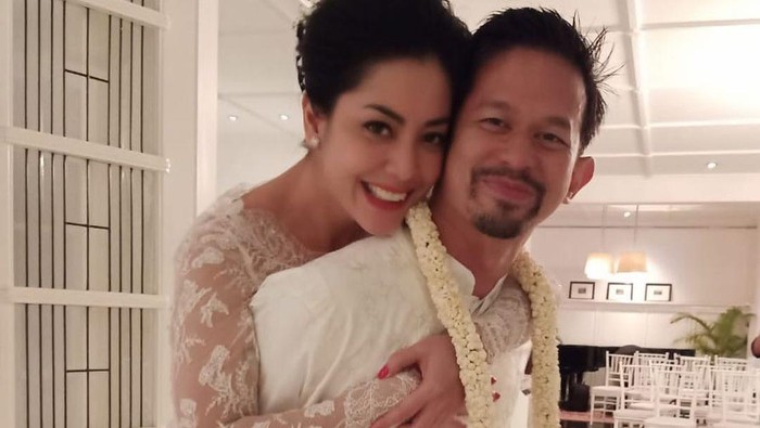 Lulu Tobing dan Suami